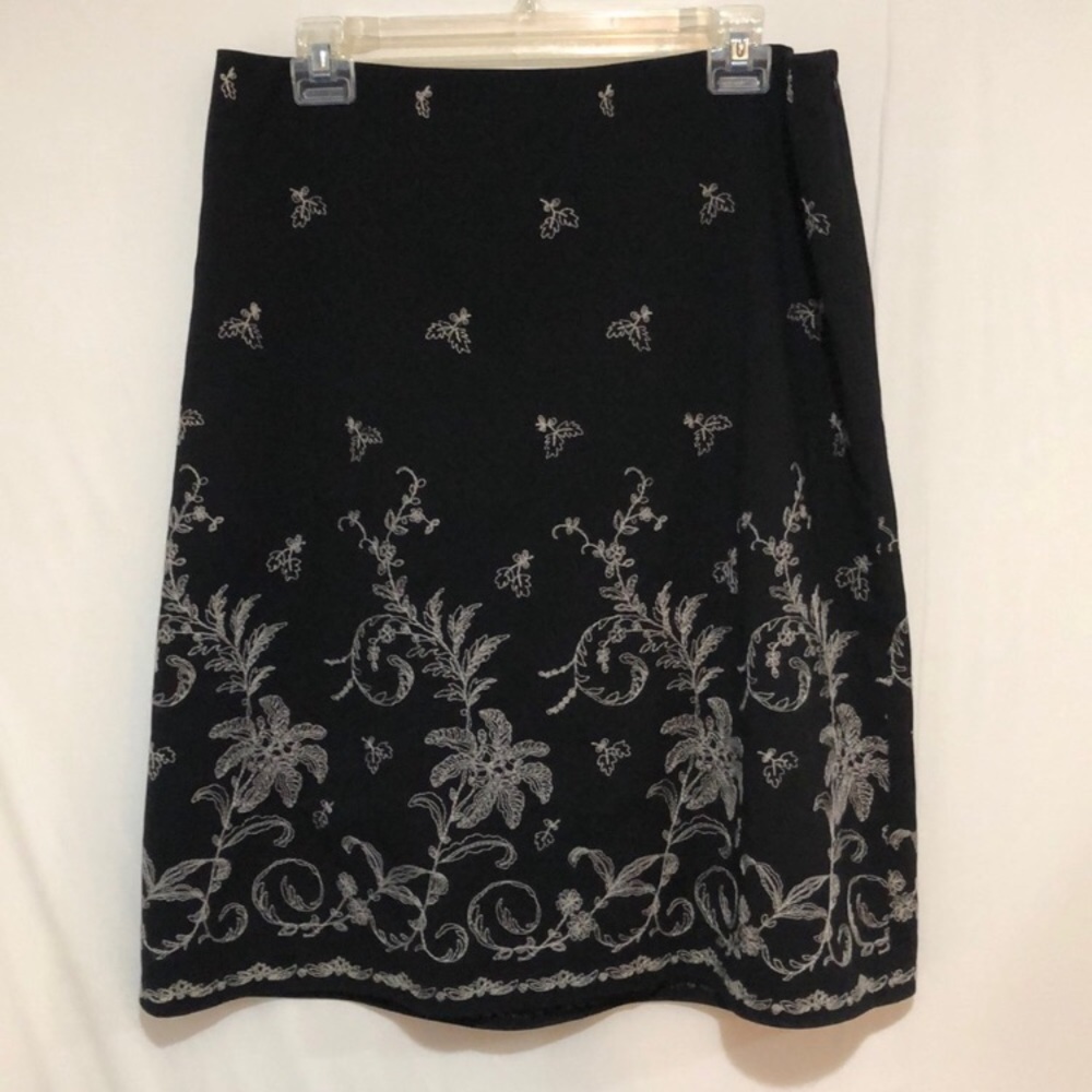 Ann Taylor Embroidered Black Skirt Lined size 12